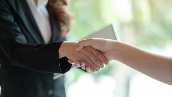 Étiquettes soldes rose 12x8cm : la touche qui attire l'attention